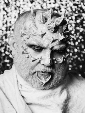 Dikenler suratına canavarı