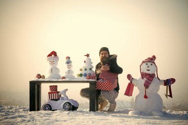 Mutlu adam hediye kutusu açma