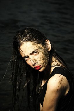 su genç güzel bir esmer kadın