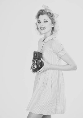 Retro saç, makyaj ve eski kamera kadınla