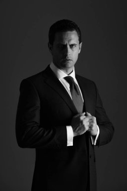 adam kravat moda mavi resmi kıyafetli ayarlama