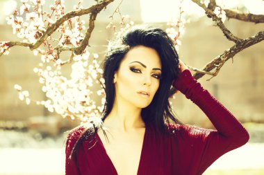 Bahar çiçeği kadınla