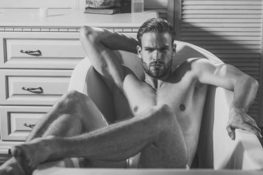 Kas bacaklar, göğüs, kollar, pazı, triceps, banyo olan adam