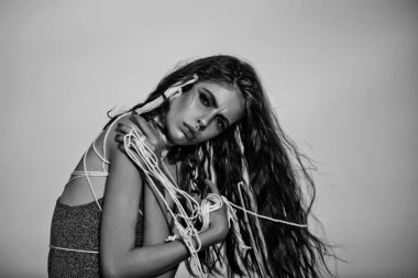 Mavi gökyüzü üzerinde uzun moda Indie saç modeli ile kız