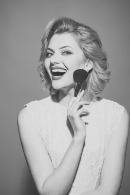 Fırça ile kız sevimli pin