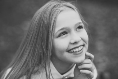 Sevimli yüzü, güzellik bir gülücük. Uzun sarı saçlı, açık saç modeli gülümseyen küçük çocuk. Bebek güzellik, saç ve göz. Mutlu çocukluk ve gençlik. Cilt Bakımı ve saç bakım kavramı.