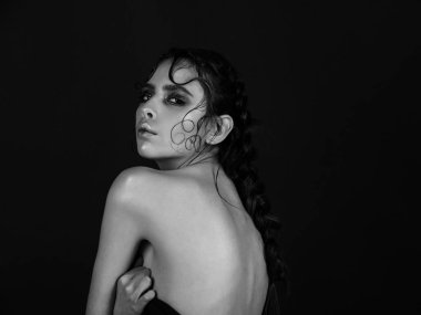 şık örgü saç ve çıplak arka ile poz kadın