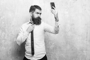 Yöneticisi veya uzun sakallı konuşan sakallı adam