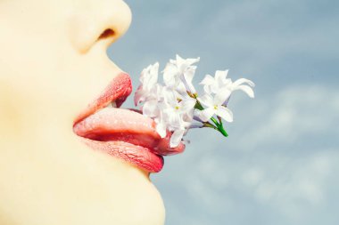 Kadın liliac dil üzerinde gösterir. 