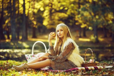 Piknik üzerinde güzel kız