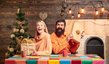 Mutlu Noeller ve mutlu yeni yıl. Yeni yıl hediye kutusu. Xmas arka plan.