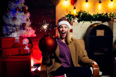 Holly neşeli yağma Noel ve noel. Şık elbiseli seksi Santa kadın. Dostu ve sevinç. . Noel kadın tutun bomba. Yaratıcı patlama. Bomba duygular.
