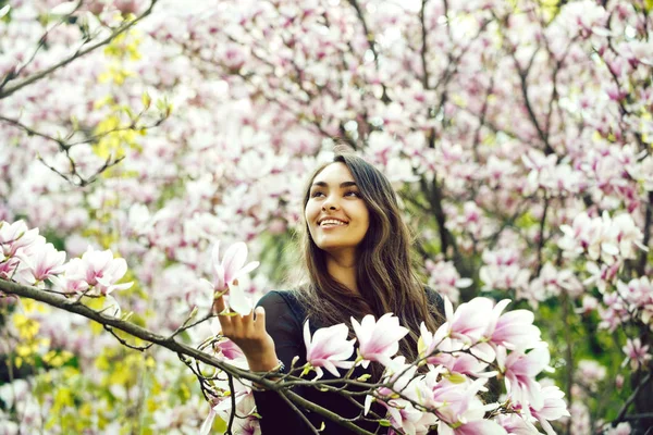 Beleza Natureza Menina Feliz Mulher Bonita Com Cabelos Longos Morena — Fotografia de Stock