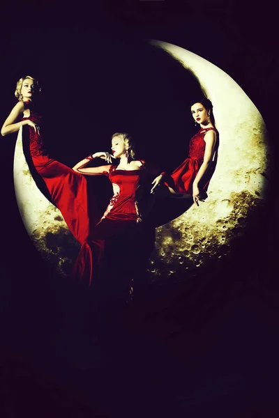 Mujeres en vestido en la luna —  Fotos de Stock