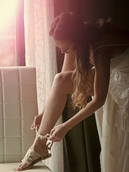 Hübsche Braut trägt Strumpfband aus Spitze auf Sexi-Bein — Stockfoto