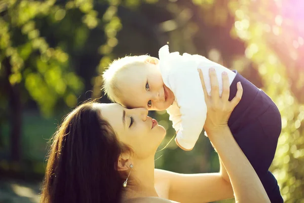 Feliz lindo bebé niño y madre divirtiéndose —  Fotos de Stock