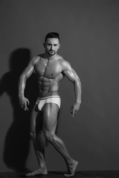 Fisiculturista com corpo muscular em cuecas — Fotografia de Stock