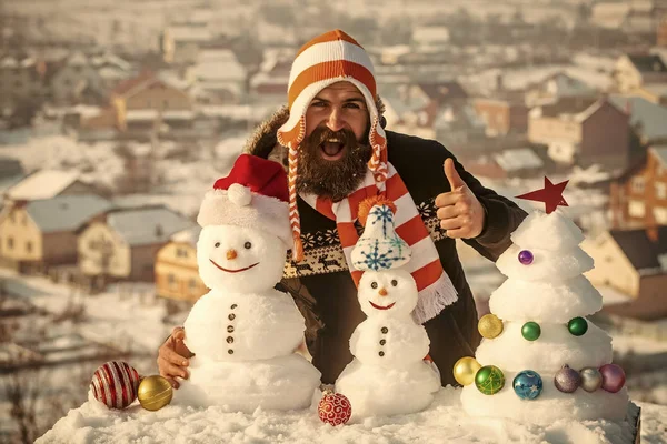 Gelukkig hipster in hoed op winterdag — Stockfoto