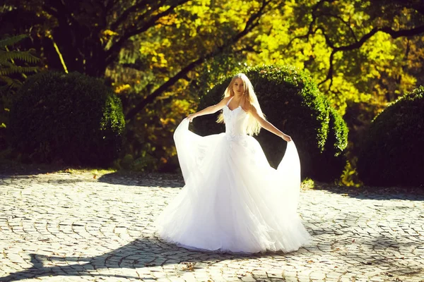 Nevěsta v krásných šatech venkovní — Stock fotografie