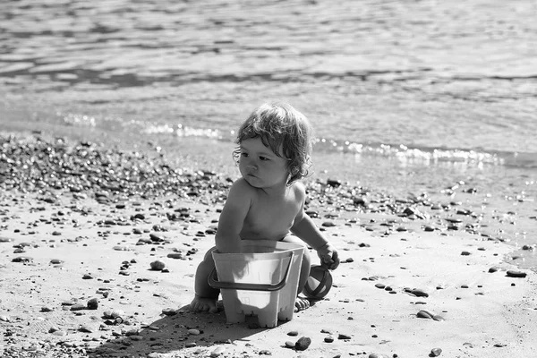 Junge spielt am Strand — Stockfoto