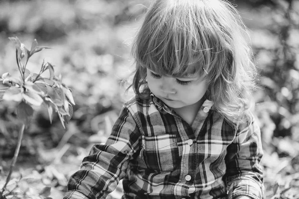 Malý chlapec venkovní — Stock fotografie