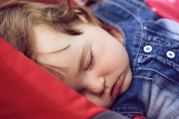 Pequeno Bebê Bonito Menina Com Rosto Bonito Olhos Fechados Dormindo — Fotografia de Stock