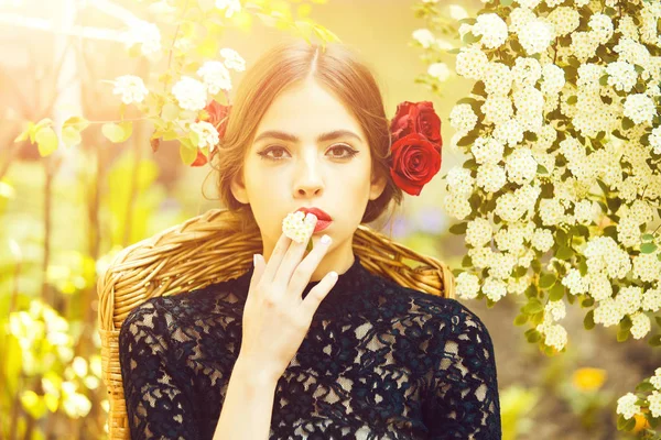 Menina bonita com maquiagem elegante segurando flor branca na boca — Fotografia de Stock