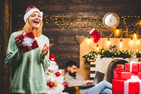 Arkadaşlar gülümseyen grup portresi. Kış arifesi gece duygu reaksiyonlar. Kış insanlar kırmızı Santa Claus şapka giyiyor. Yeni Yılınız Kutlu Olsun. Aile Yeni Yılınız kutlu olsun. — Stok fotoğraf