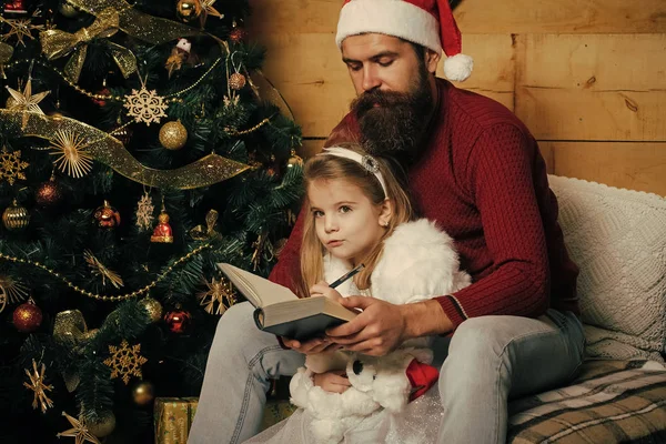 Anno nuovo piccola ragazza e uomo, fiaba . — Foto Stock