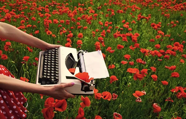 Máquina de escrever vintage na mão, educação, negócios, gramática . — Fotografia de Stock