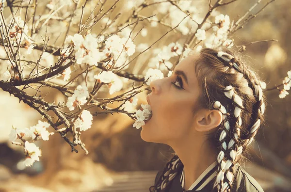 Flicka äter vit körsbär eller aprikos våren blomma blommar — Stockfoto