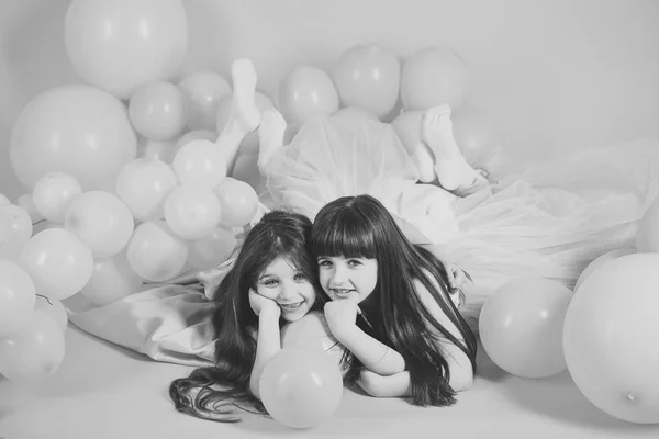 Meninas de bebê elegantes em grande balão — Fotografia de Stock