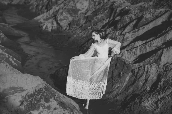 Kvinna i vit klänning posera i vatten, mode — Stockfoto