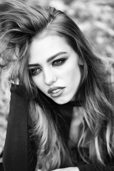 seksi genç kadın uzun saçlı