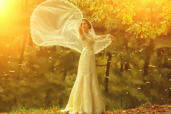 Невеста на открытом воздухе осенью — стоковое фото