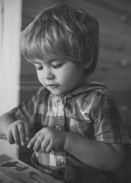 Bambino o biondo ragazzo felice dipingere con pennarello . — Foto Stock