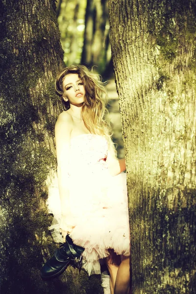 Стильна дівчина біля дерева — стокове фото