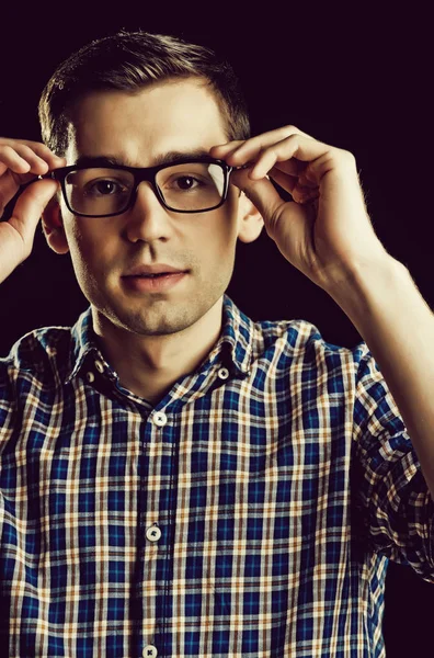 Chico joven, nerd en gafas y camisa a cuadros de moda —  Fotos de Stock