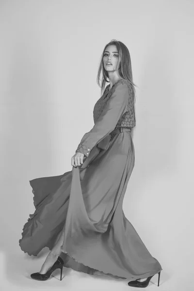 Чувственная женщина в модном народном платье, осень — стоковое фото