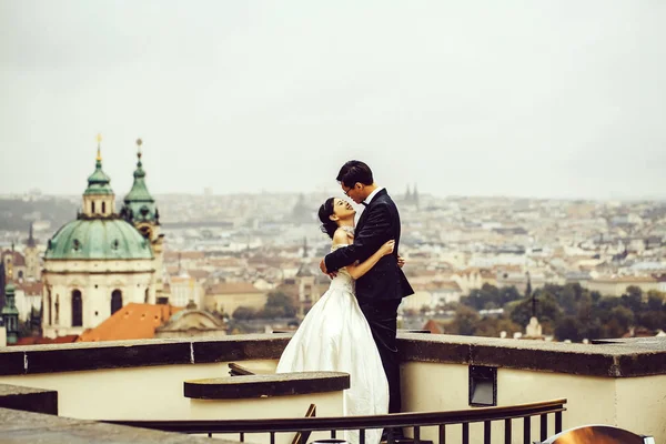 Nevěsta a ženich na střeše — Stock fotografie