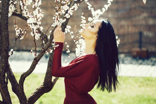 Femme avec fleur de printemps — Photo