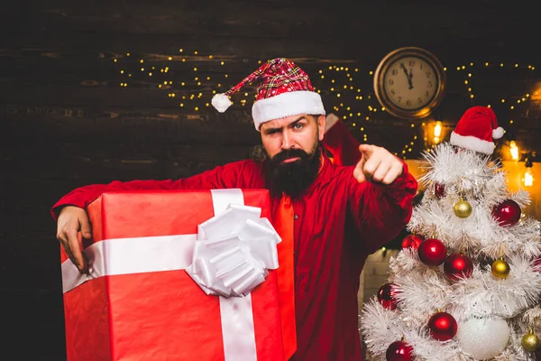 Bombenstimmung. Weihnachtsvorbereitungen. Neujahrsverkauf. Weihnachtsfeier. Lustige Weihnachtsmänner wünschen frohe Weihnachten und ein gutes neues Jahr. — Stockfoto