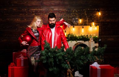 Noel ağacı. Noel erkek takım elbise moda. Komik çift: deli kutlamak. Modern Noel eğilimleri. Yeni yıl moda kavramı. İki aşık. Noel ev iç.