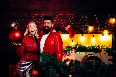 Arkadaşıyla çılgınca bir gün geçiriyorum. Noel bomba. Yaratıcı patlama. Noel Modern aile içinde ev. Mutlu Noeller ve mutlu yeni yıl.