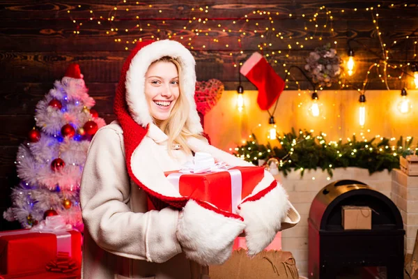 Evde Noel ağacıyla birlikte model bir kızın moda portresi. Şehvetli genç kız. Noel modası. Noel tatillerinde indirimli indirimler. Noel hazırlığı. — Stok fotoğraf
