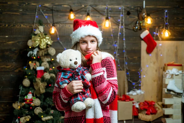 어린이 선물. 겨울 저녁에 집. 크리스마스 트리 장식 장난감 공을 찾고 행복 한 어린 소녀의 초상화. 크리스마스와 새 해에 선물을 여. 크리스마스 십 대. — 스톡 사진