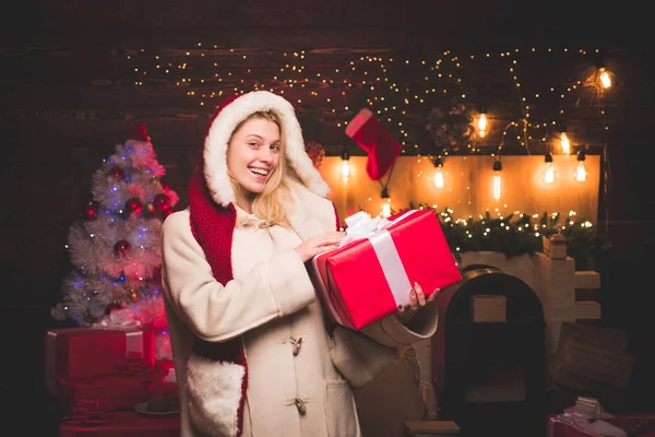 Piękna kobieta z Mikołajem. Portret pięknej dziewczyny sobie Santa ubrania. Boże Narodzenie kobieta sukienka. Zmysłowa dziewczyna na Boże Narodzenie. Glamour obchody nowego roku. Młoda Dziewczyna Zmysłowe. — Zdjęcie stockowe