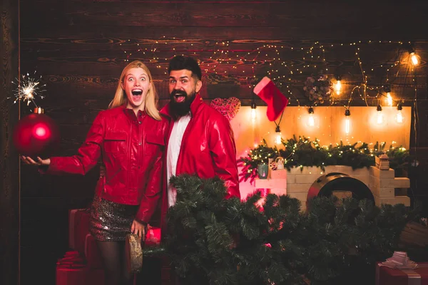 Seksi çift bir gece kulübünde. Kış tatil ve insanlar kavramı. En büyük aşk hikayeleri. Noel erkek takım elbise moda. Noel bomba. Yaratıcı patlama. — Stok fotoğraf