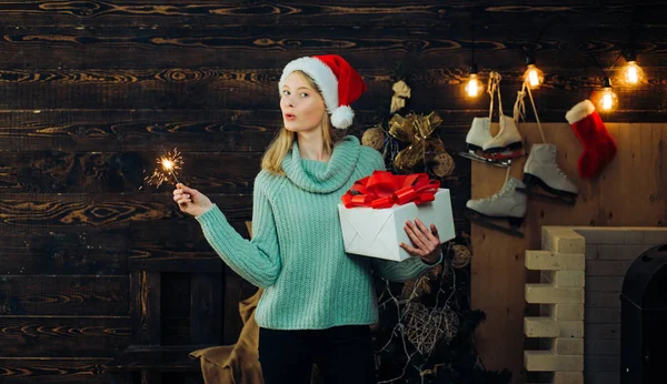 Réactions émotionnelles de la nuit d'hiver. Sensuelle pour Noël. Femme d'hiver portant le chapeau rouge du Père Noël. Holly joyeux swag Noël et le nez. Robes de Noël . — Photo