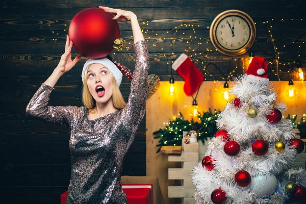 Natal de mulher. Feliz emoção. Mulher com presente de Natal. Menina sensual para o Natal. Conceito surpresa. — Fotografia de Stock